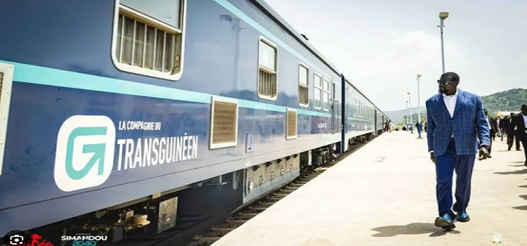 Guinée : le président Mamadi Doumbouya inaugure le train du TransGuinéen et le tunnel de Kindia